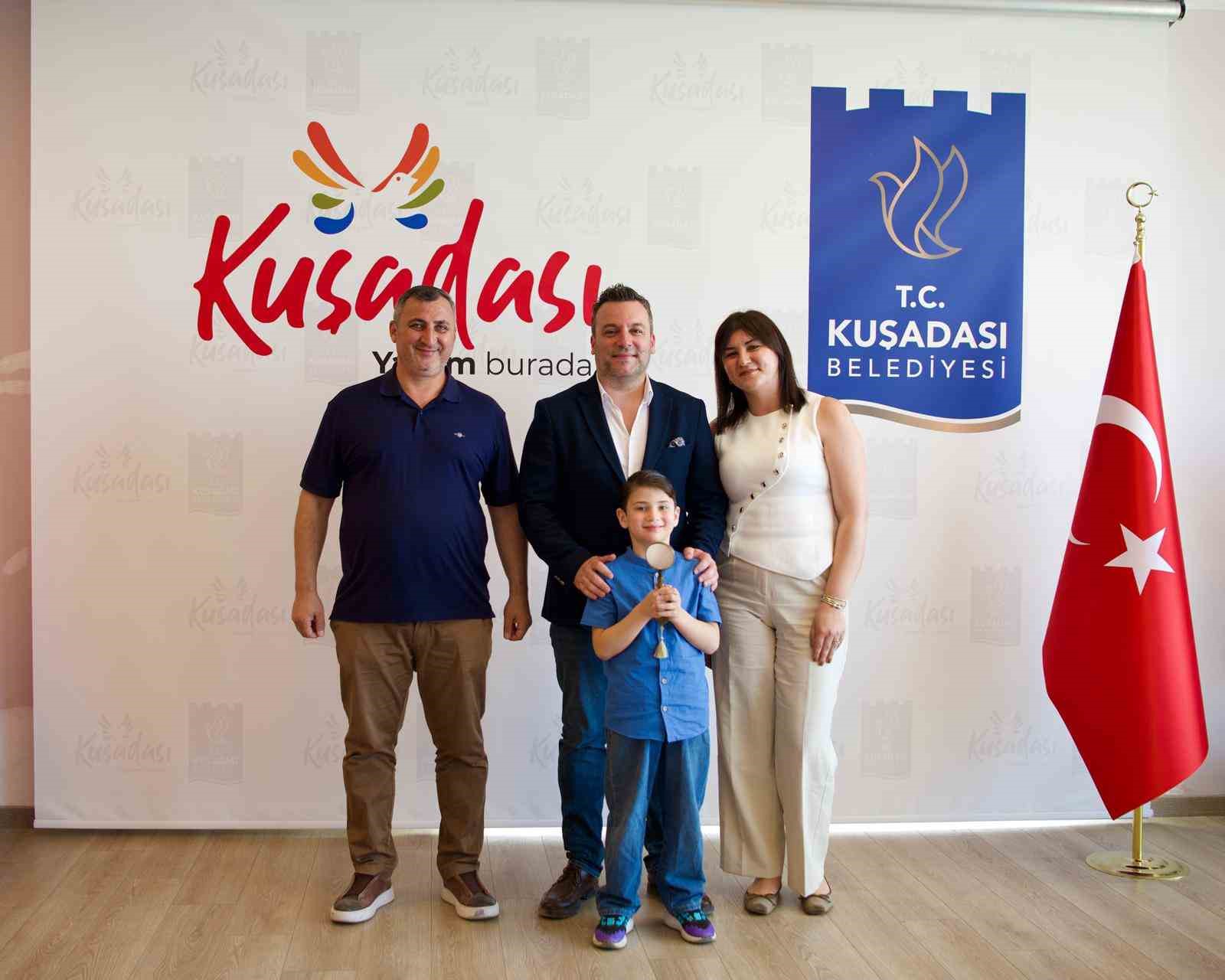 Antarktika&rsquo;dan d&ouml;nen en gen&ccedil; T&uuml;rk, Kuşadası Belediyesi&rsquo;nde ağırlandı
