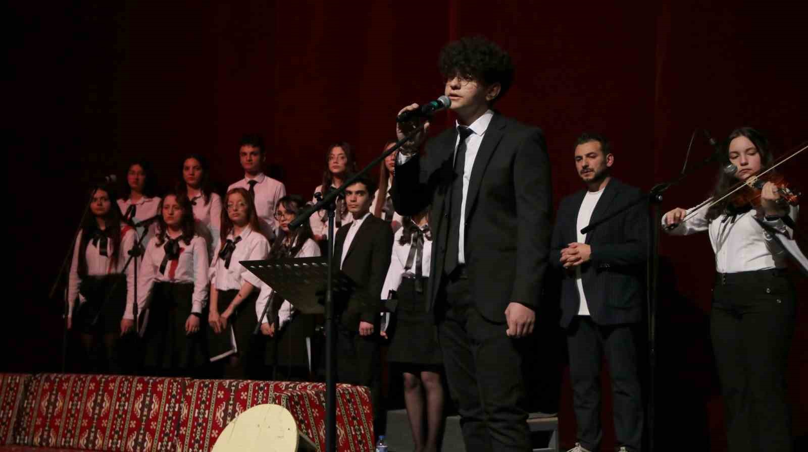 Lise &ouml;ğrencileri Veysel&rsquo;in hayatını sahneye taşıdı
