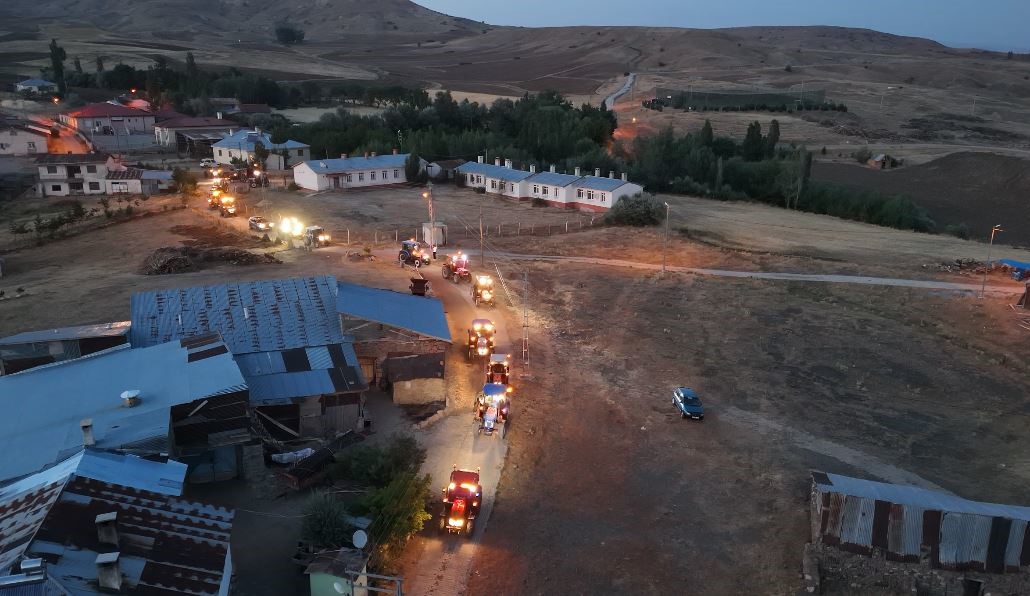 Yıllardır &ouml;zel g&uuml;nlerde yapılıyor, trakt&ouml;r&uuml;ne binen konvoya katılıyor
