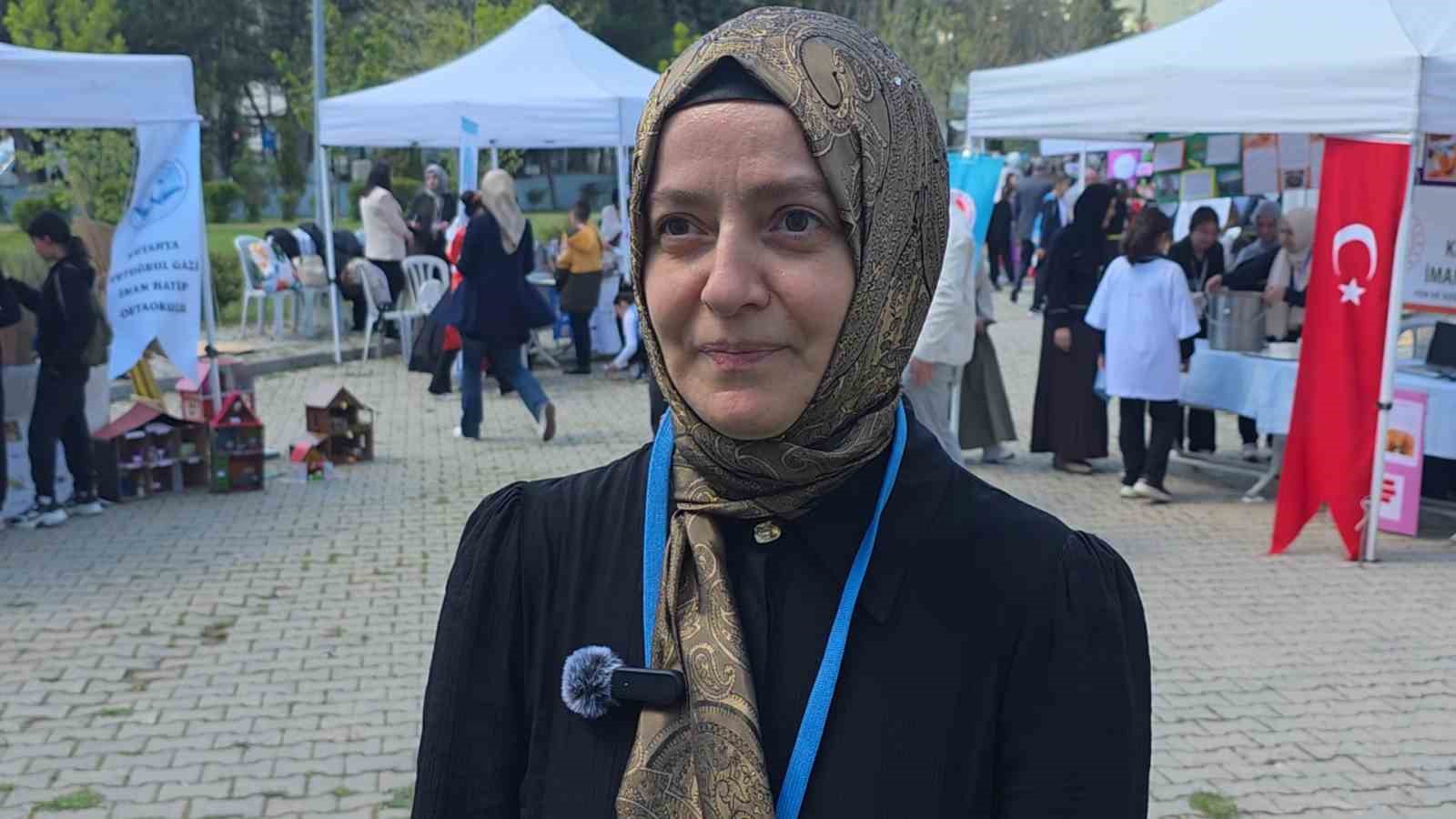 İmam Hatipli &ouml;ğrenciler projelerini Arap&ccedil;a ve İngilizce olarak tanıttı
