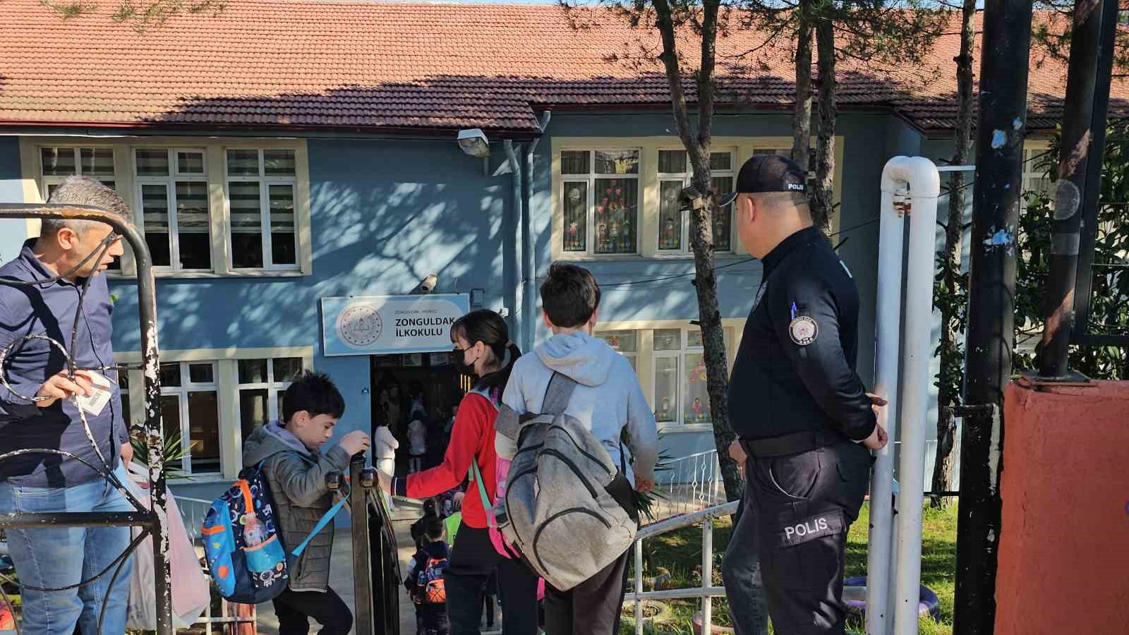 Öğrencilerle teneffüste ip atlayan polis, gönülleri fethetti