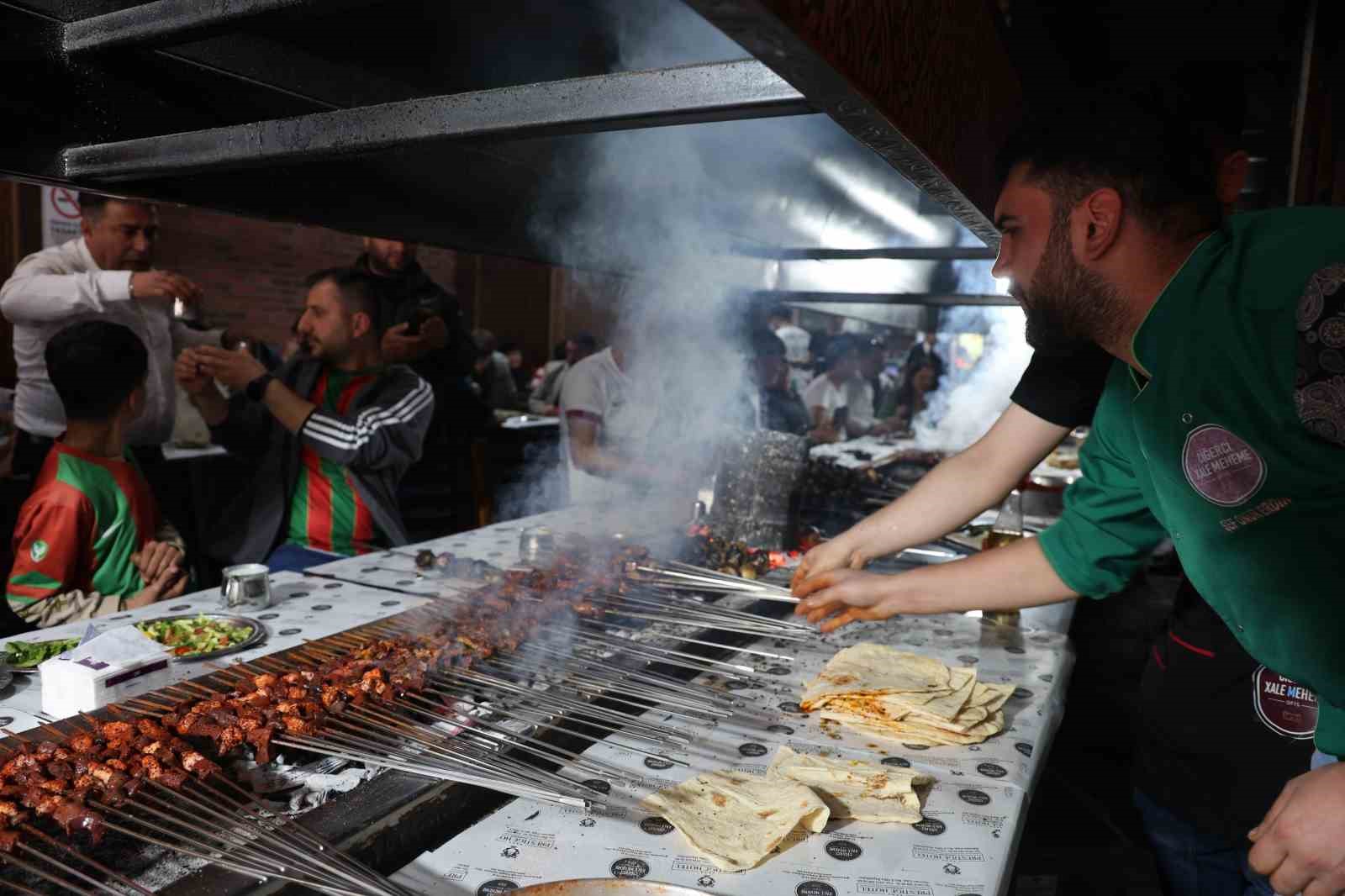 Diyarbakır&rsquo;da taraftara 121 porsiyon ciğer 5 liradan verildi
