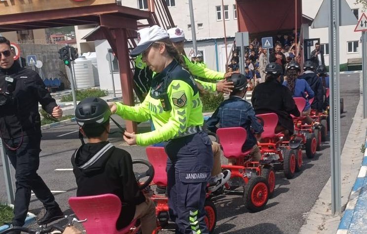 Hakkari polisinden &ccedil;ocuklara trafik eğitimi
