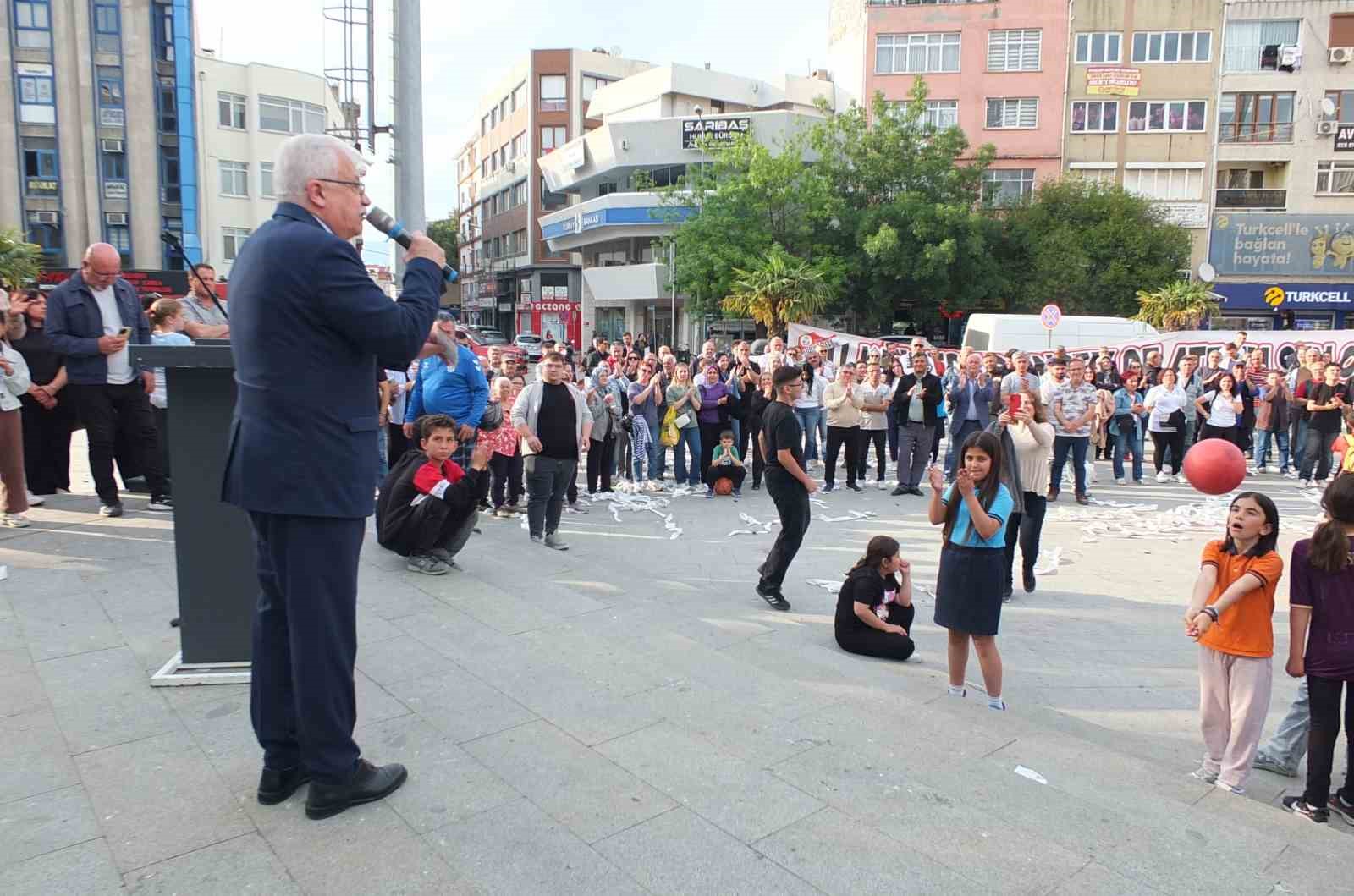 Burhaniye Belediyespor, 25 ma&ccedil;ın tamamını kazanarak şampiyon oldu
