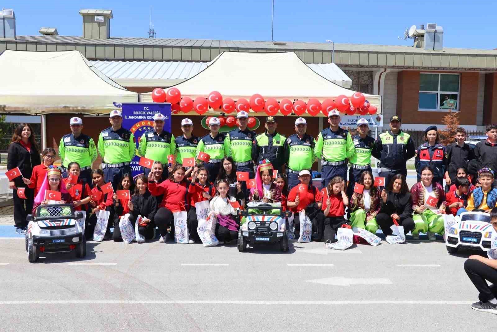 75 &ouml;ğrenci trafik parkında kuralları uygulamalı &ouml;ğrendi
