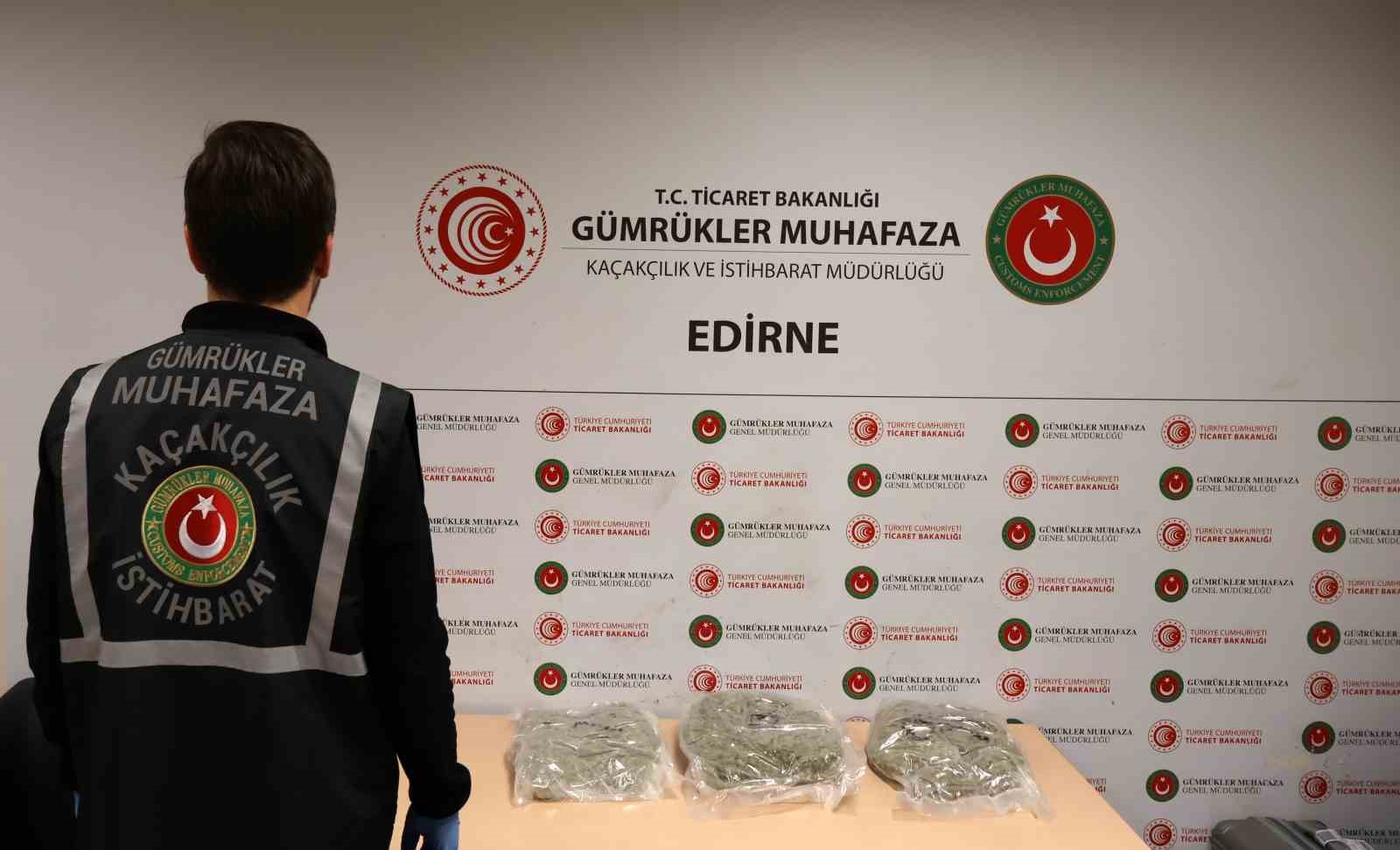 G&uuml;mr&uuml;k Muhafaza ekipleri, 4 ayda 34,2 milyar lira değerinde ka&ccedil;ak eşya ve uyuşturucu ele ge&ccedil;irdi
