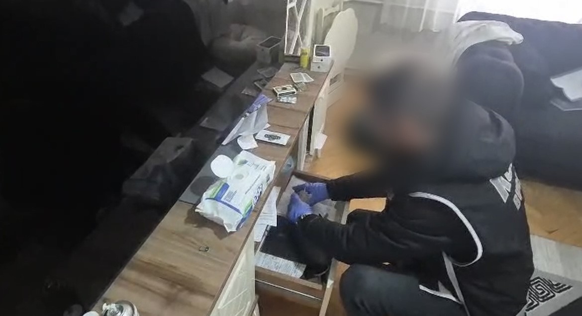 &Ccedil;ift&ccedil;iyi kumar masasında ağına d&uuml;ş&uuml;ren tefeci &ccedil;etesi &ccedil;&ouml;kertildi
