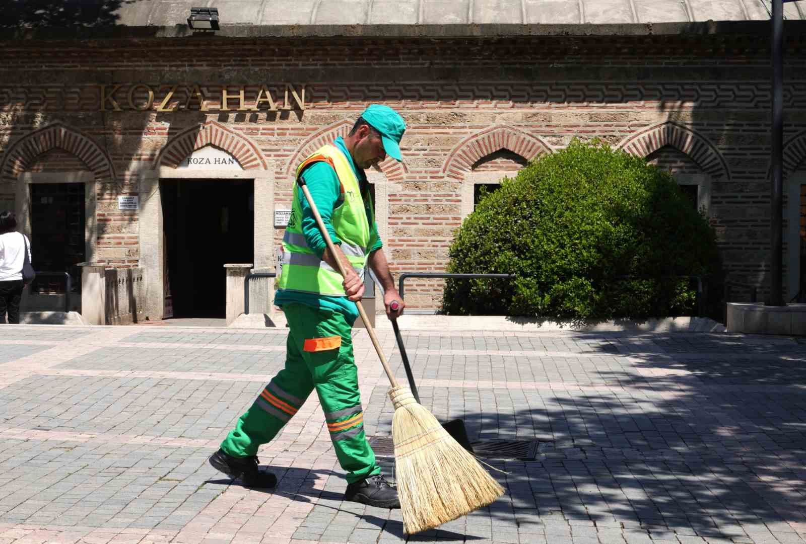 Bursa&rsquo;nın d&uuml;nyaca &uuml;nl&uuml; tarihi alanlarına &ouml;zel temizlik ekibi
