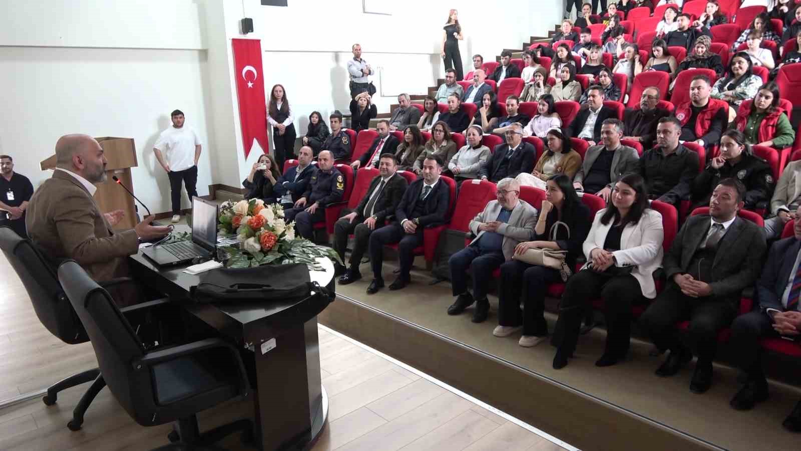 RT&Uuml;K &Uuml;yesi Davulcu, &rsquo;G&ouml;n&uuml;l Dağı&rsquo; dizisini &ouml;rnek g&ouml;sterdi: "H&acirc;l&acirc; reyting alıyor"
