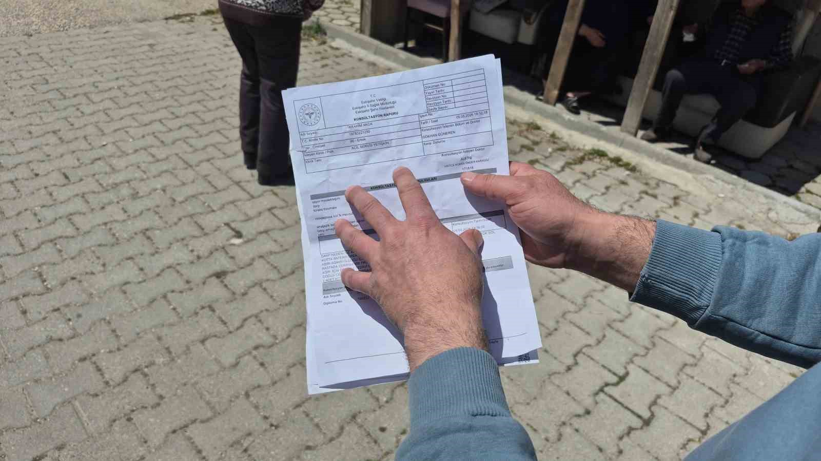 Kapıyı kırıp 86 yaşındaki adamı &ouml;nce merdivenden attı, sonra darp etti
