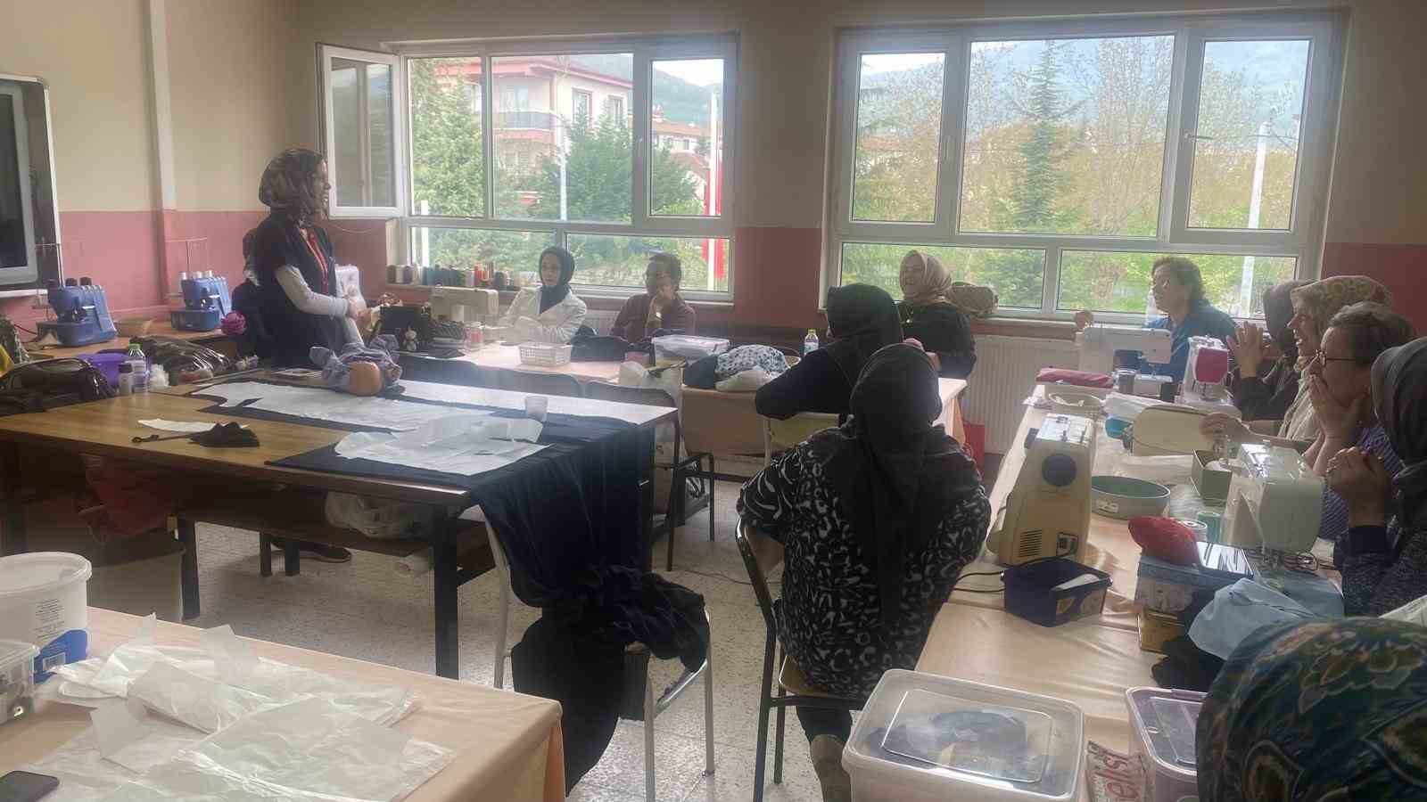 Halk Eğitim Merkezi kursiyerlerine sağlık eğitimi d&uuml;zenlendi
