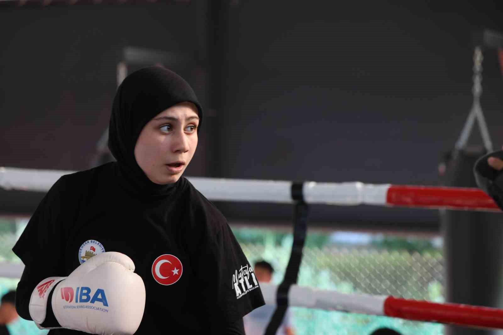 Babasının elinden tutup ringe bıraktığı Azranur, T&uuml;rkiye&rsquo;yi temsil edecek
