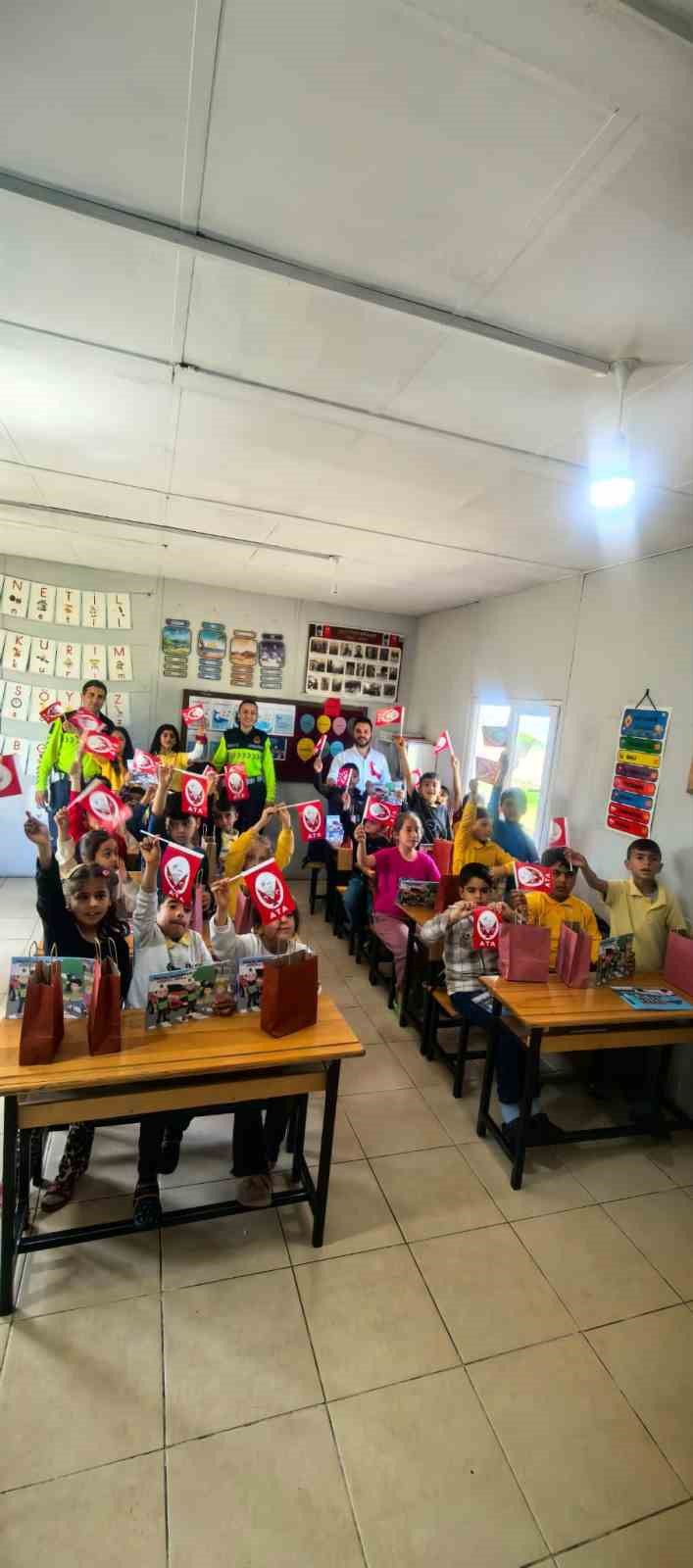 Jandarmadan &ccedil;ocuklara trafik bilinci eğitimi
