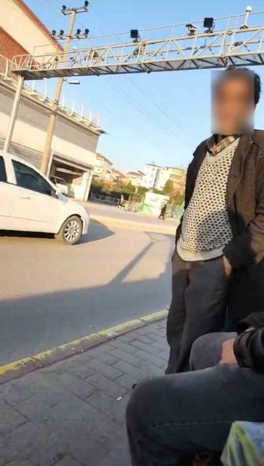 Gen&ccedil; kadın durakta tacizciyi saniye saniye kaydetti: "Ben hovardayım, hovarda"
