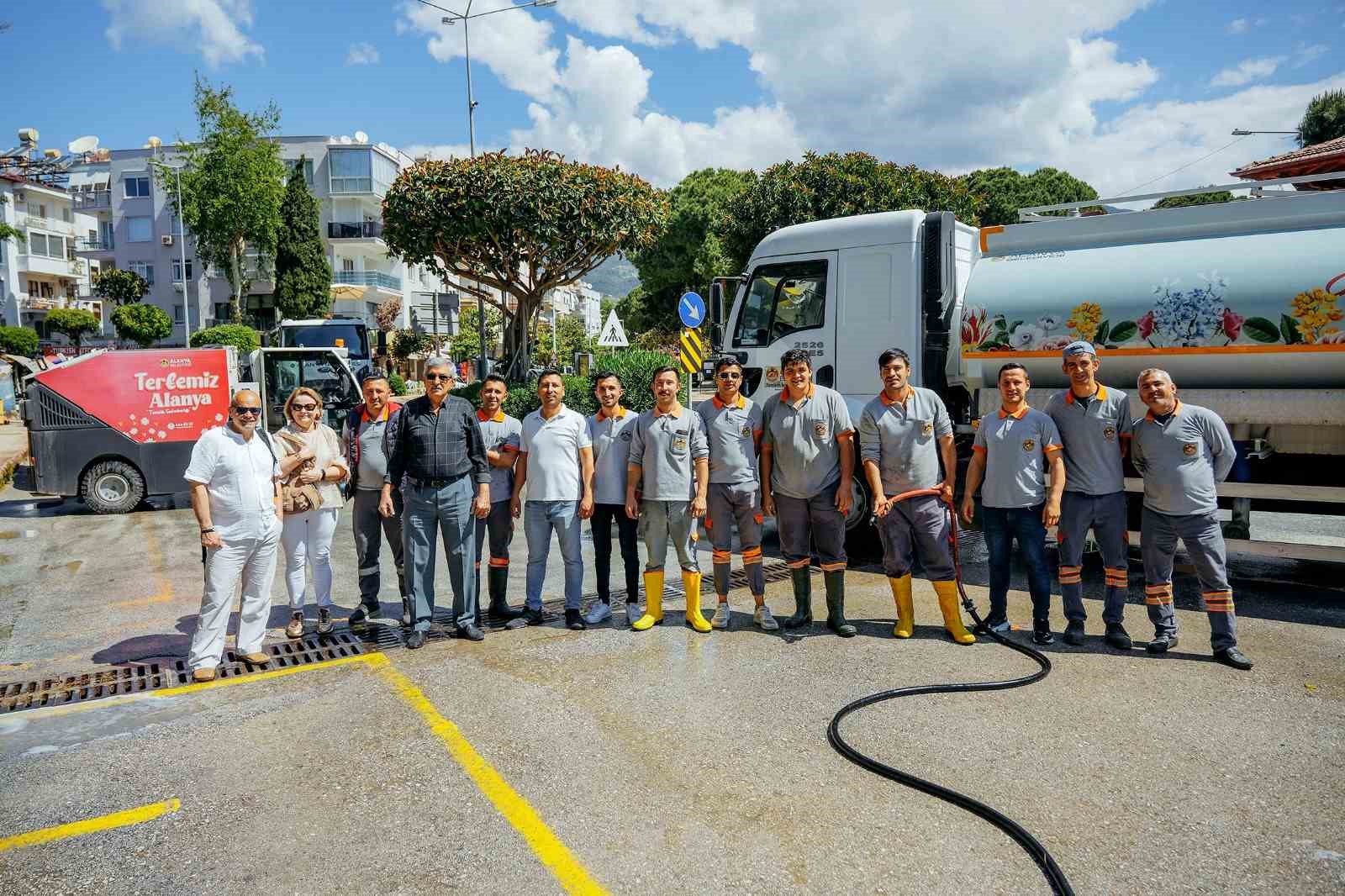 Temizlik işleri ekipleri Alanya&rsquo;yı bayrama hazırlıyor
