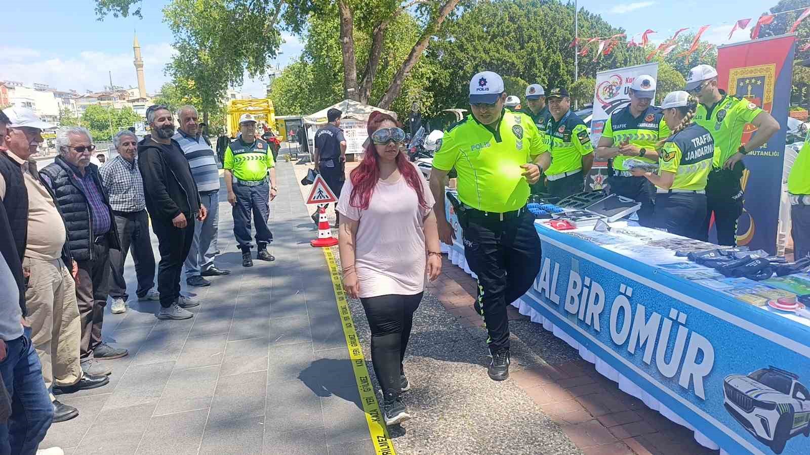 Trafik Haftası etkinliklerinde kurallara uyan 3 s&uuml;r&uuml;c&uuml;ye plaket verildi
