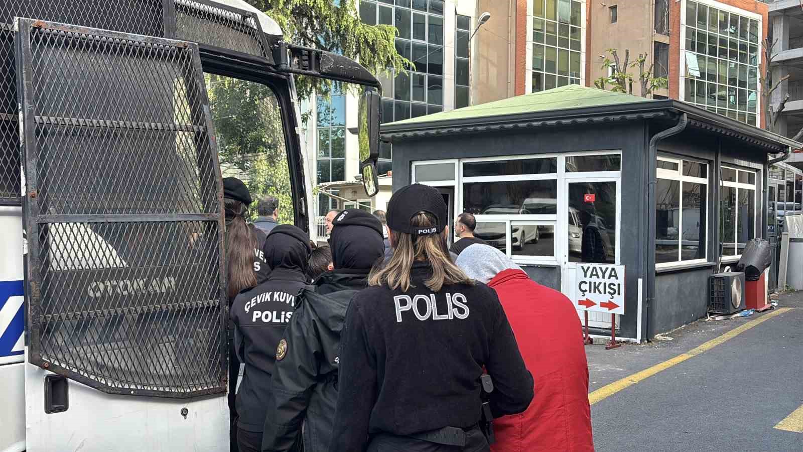 İstanbul merkezli 3 ilde düzenlenen "change oto’’ operasyonunda gözaltına alınan 16 şüpheli adliyeye sevk edildi
