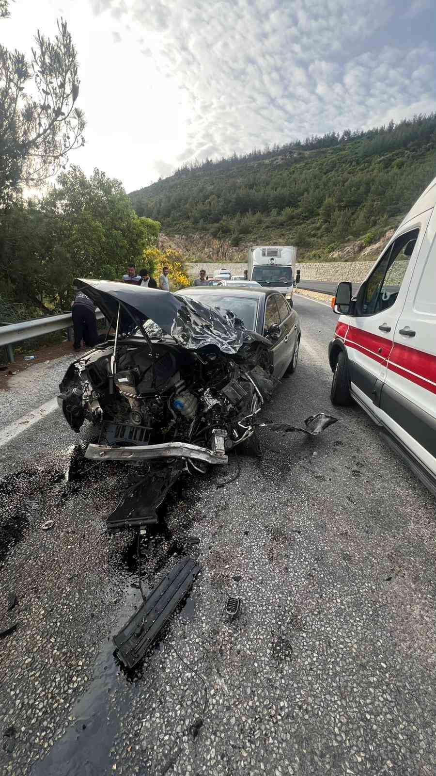 Otomobille &ccedil;arpışan yolcu minib&uuml;s&uuml; yan yattı: 10 yaralı
