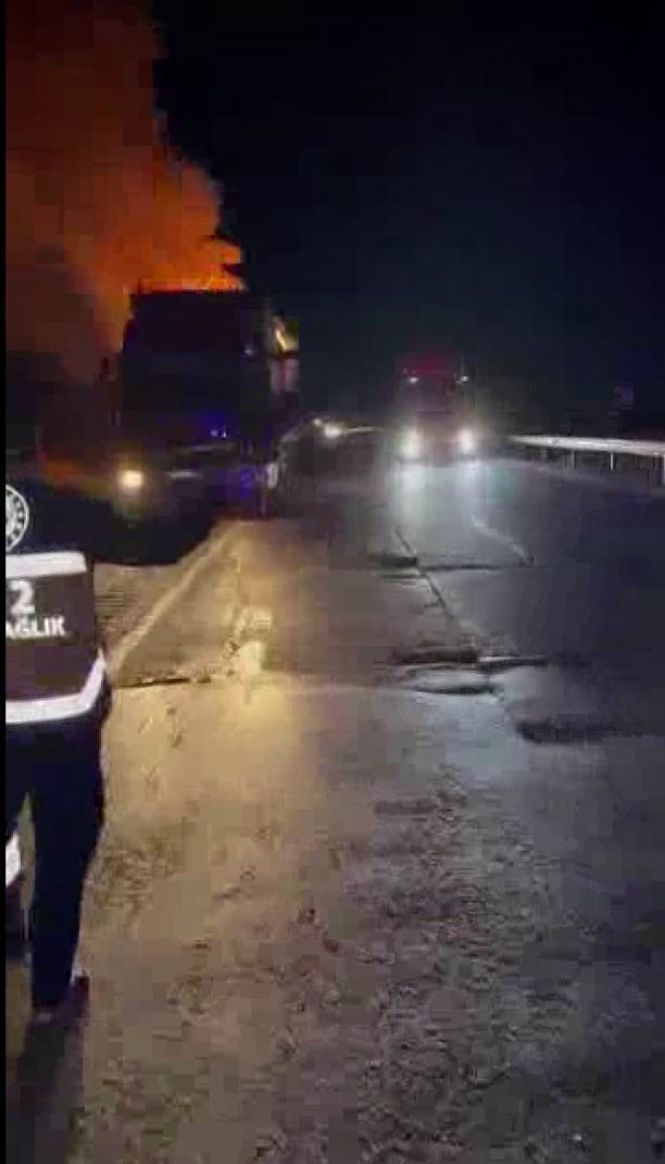 Diyarbakır&rsquo;da seyir halindeki tır alevlere teslim oldu
