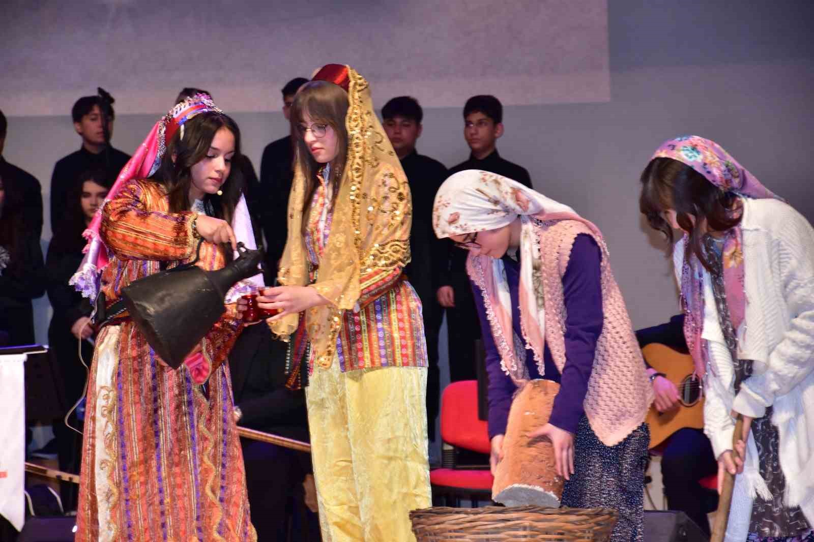 Denizli&rsquo;nin unutulan t&uuml;rk&uuml;leri 150 &ouml;ğrencinin emeğiyle sahneye taşındı
