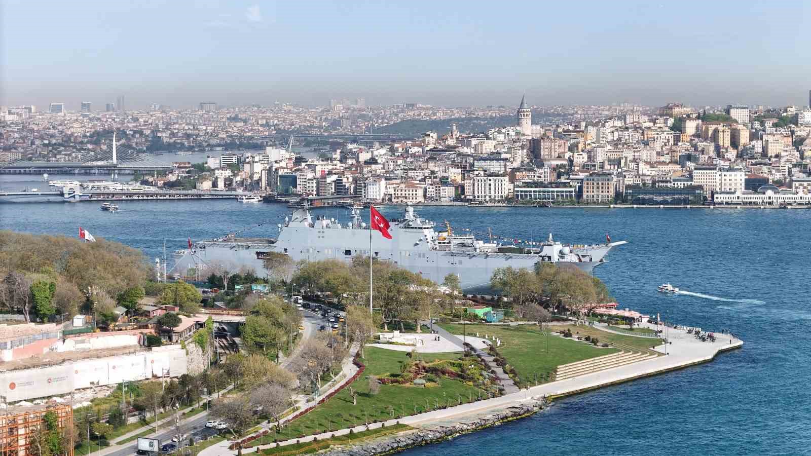 TCG Anadolu turistlerin ilgi odağı oldu
