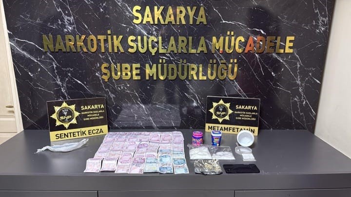&Ccedil;oraplara ve sakız kutularına sakladıkları uyuşturucuyu ekipler buldu

