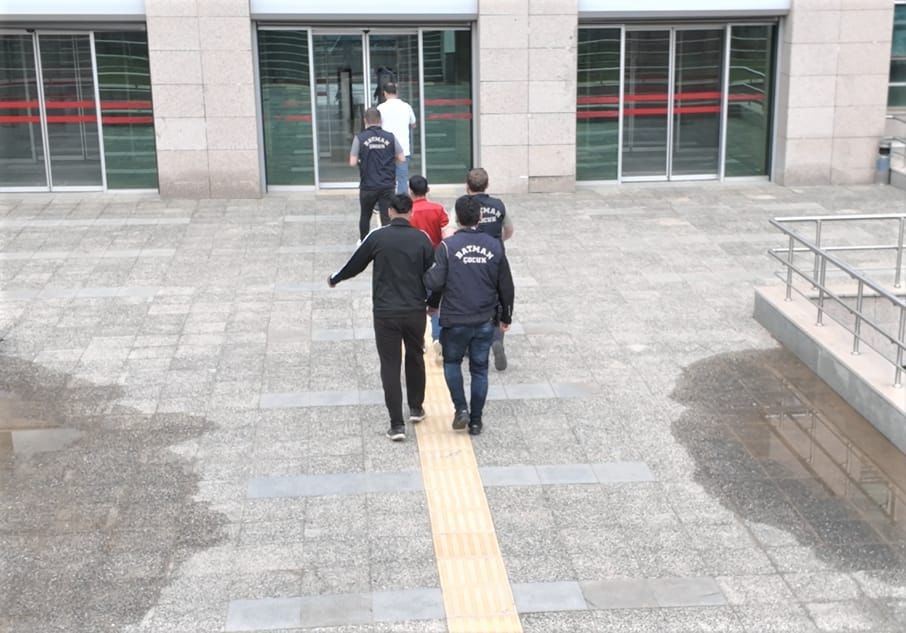 İnşaat alanında su&ccedil;&uuml;st&uuml; yakalanan 2 hırsızlık ş&uuml;phelisi tutuklandı
