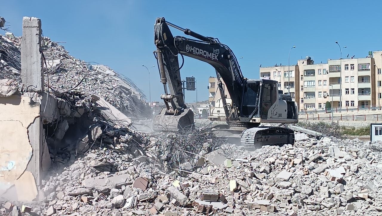 Yıkım sırasında paniğe kapılan &ouml;ğrenciler sağa sola ka&ccedil;ıştı
