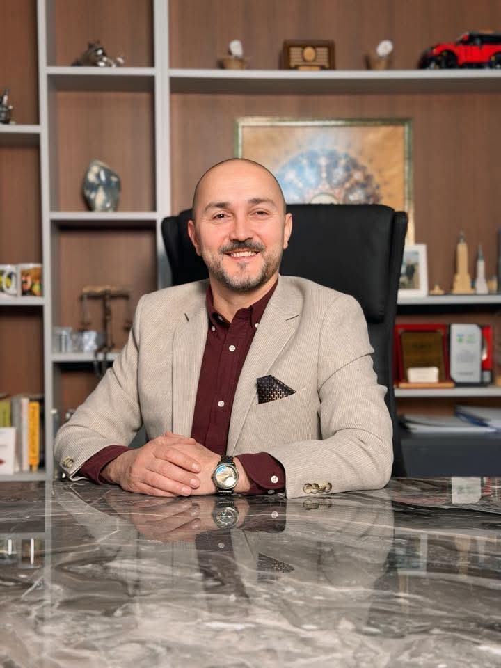 Kırmızı ışıkta duran &ccedil;ekiciye, arkadan hızla &ccedil;arpan otomobil s&uuml;r&uuml;c&uuml;s&uuml; hayatını kaybetti

