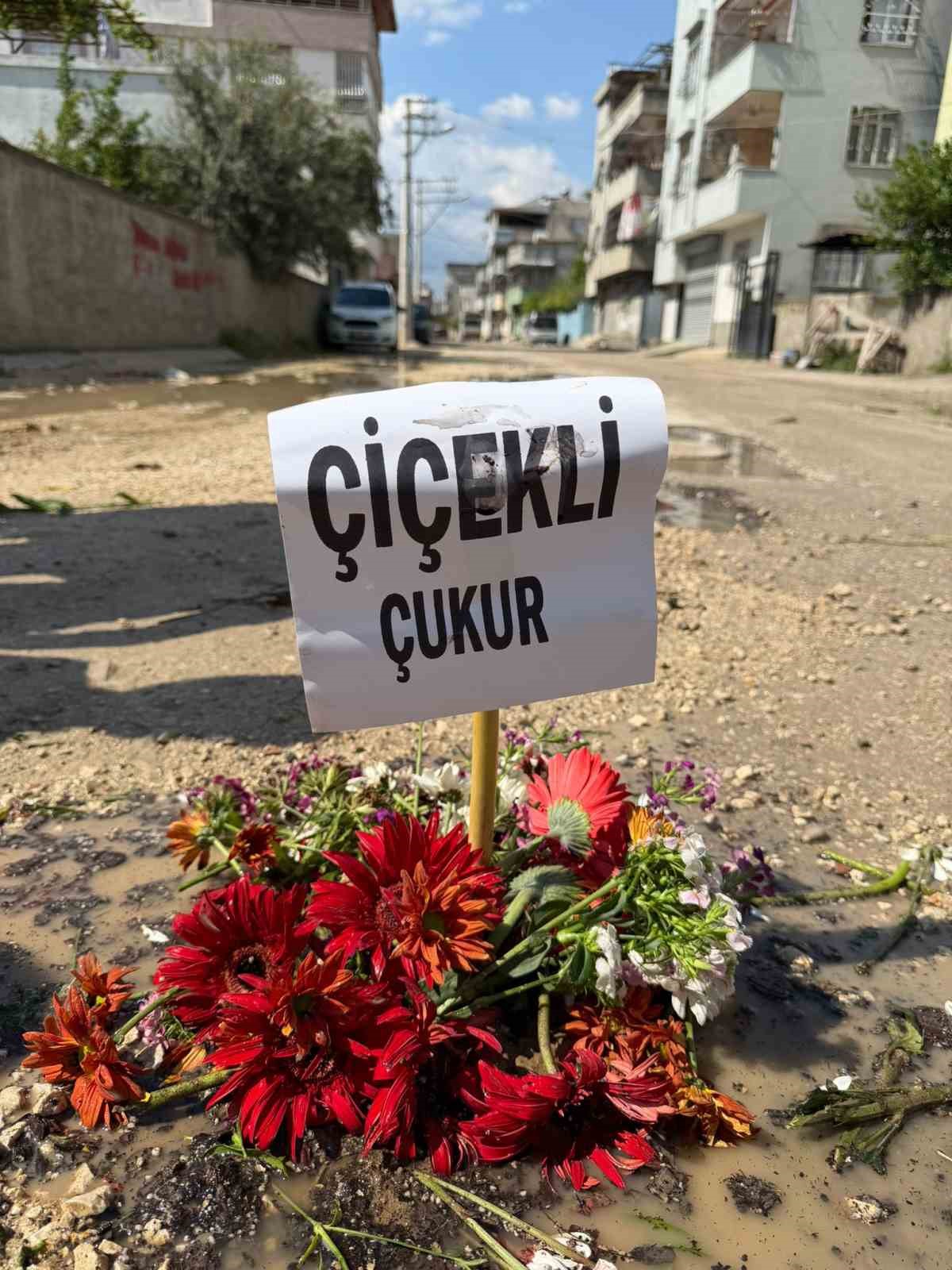Adana&rsquo;nın k&ouml;stebek yuvasına d&ouml;nen yollarına &ccedil;i&ccedil;ek diktiler
