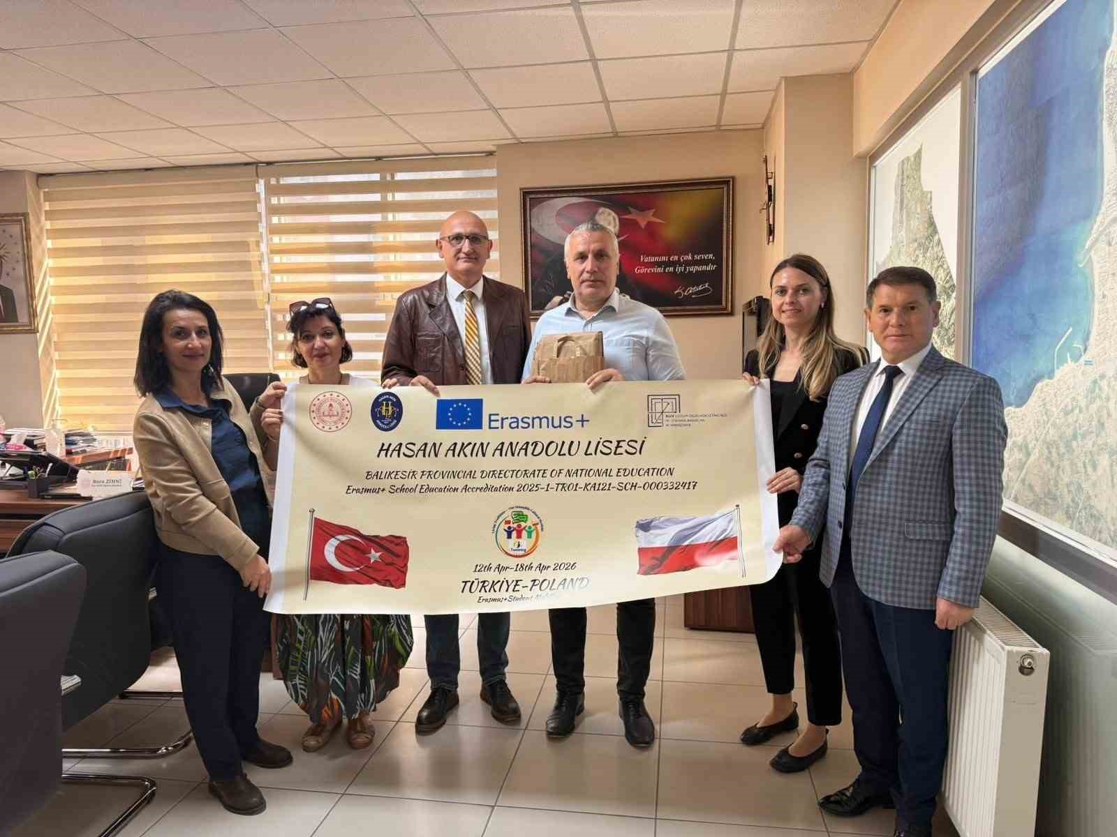 Burhaniye&rsquo;de Polonya&rsquo;dan d&ouml;nen &ouml;ğrenciler Milli Eğitim M&uuml;d&uuml;r&uuml;n&uuml; ziyaret etti
