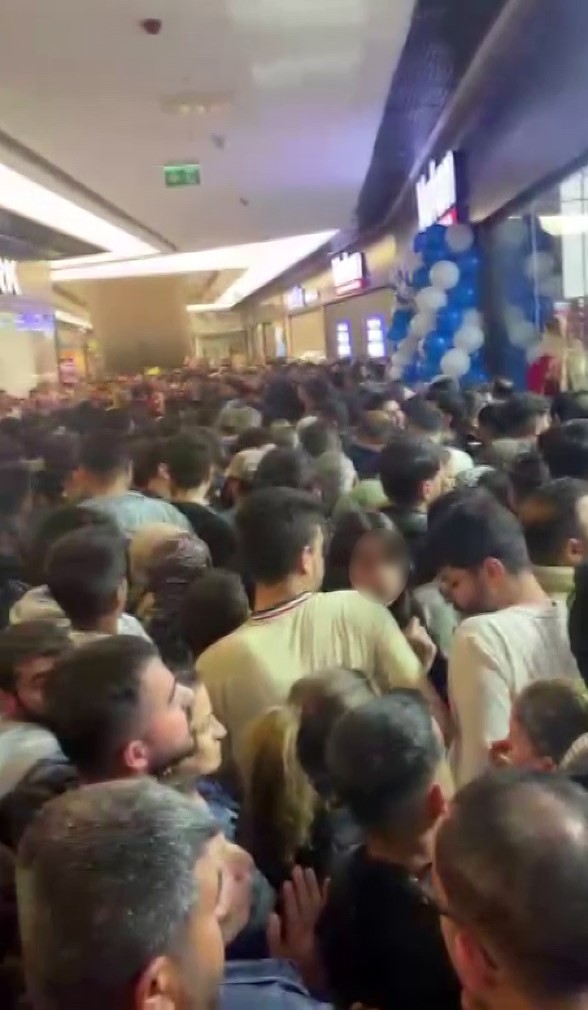 Mağaza a&ccedil;ılışında izdiham yaşandı
