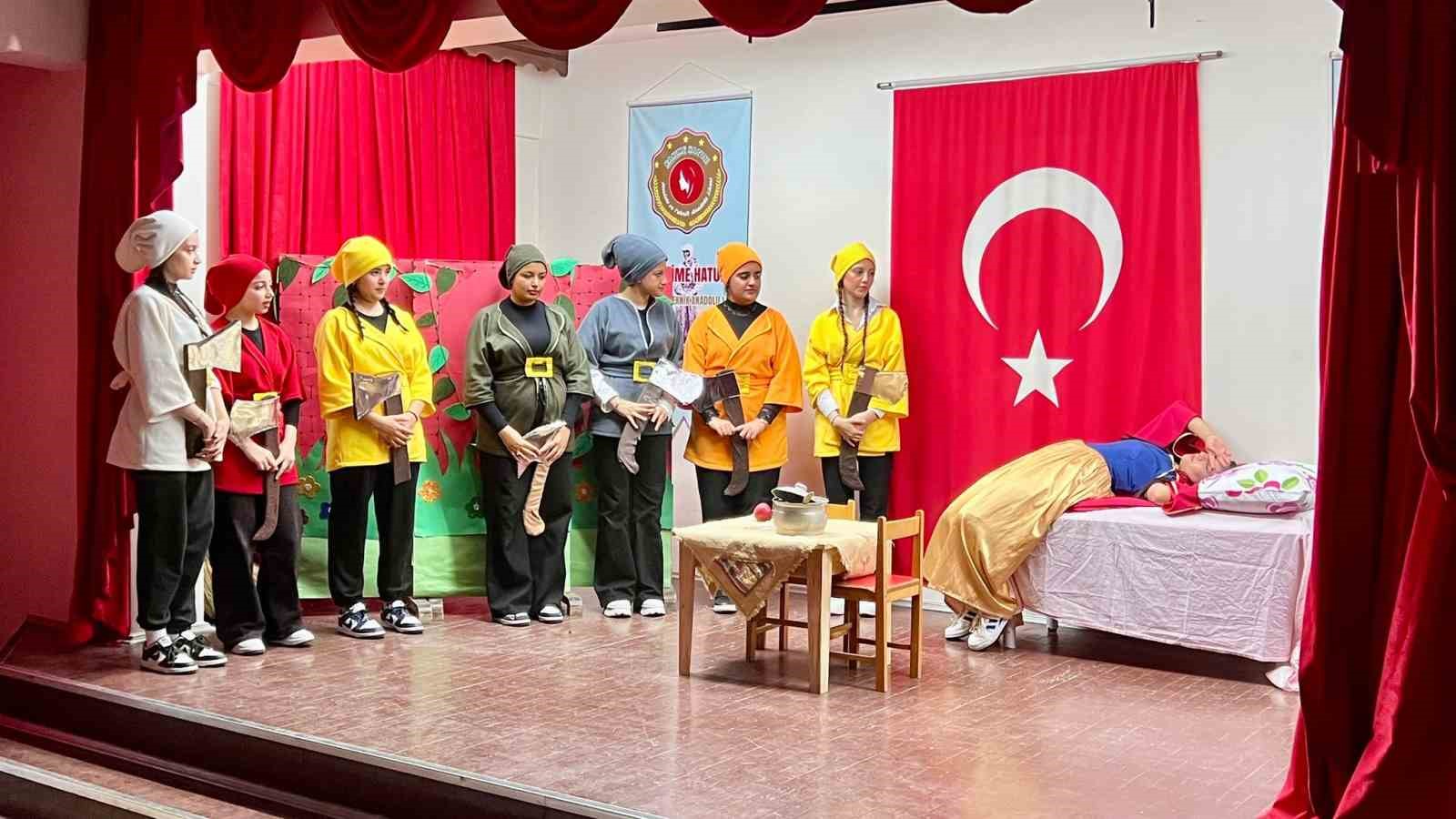 Masallar sahneye taşındı, meslek liselilerden miniklere masal g&ouml;sterisi
