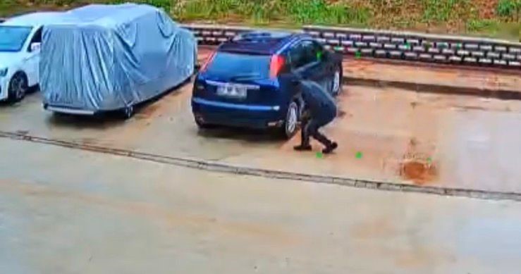 Gaziantep&rsquo;te g&uuml;nd&uuml;z vakti park halindeki 2 aracın lastiği kesici aletle patlatıldı
