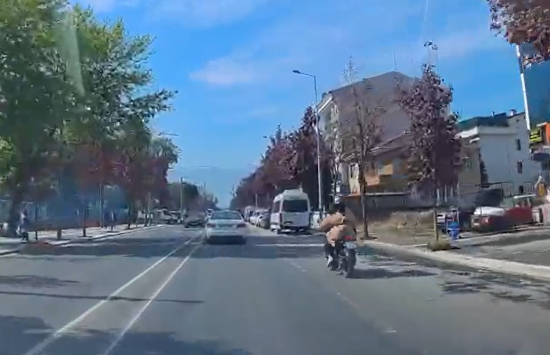 D&uuml;zce&rsquo;de motosiklet kazası ucuz atlatıldı: O anlar kamerada
