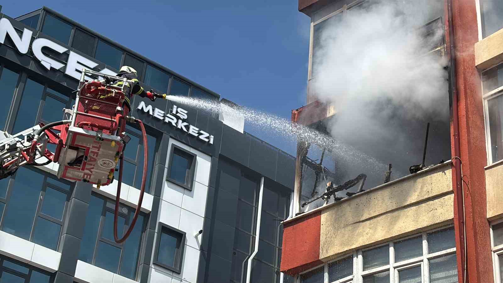Aksaray&rsquo;da korkutan yangın, daire alev alev yandı
