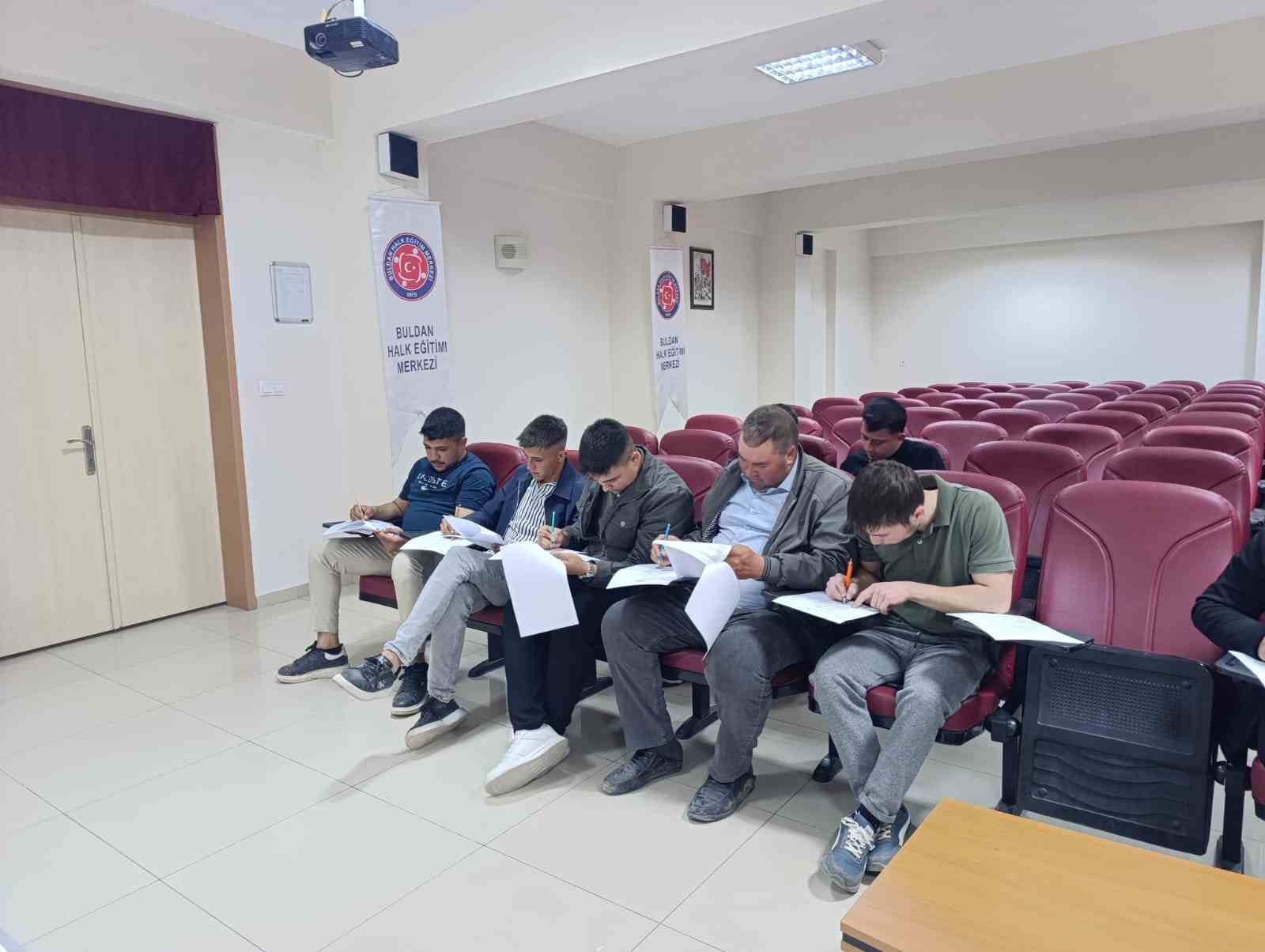 Sınavı ge&ccedil;en Buldanlı avcılar sertifika almayı hak kazandı
