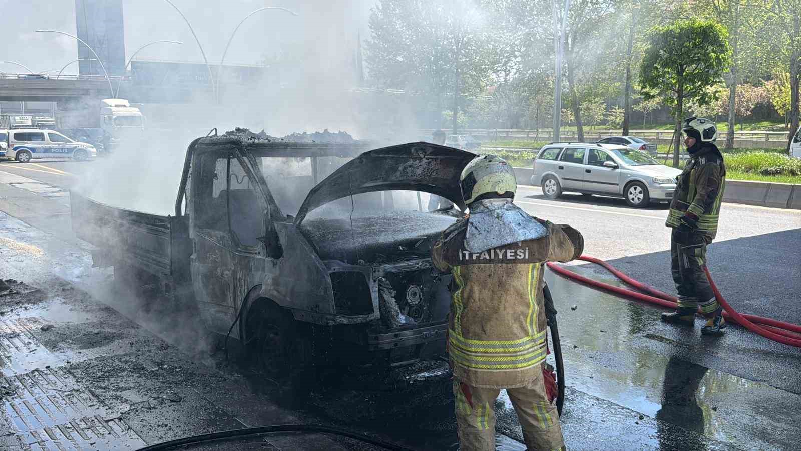 Ankara&rsquo;da kamyonet yangını

