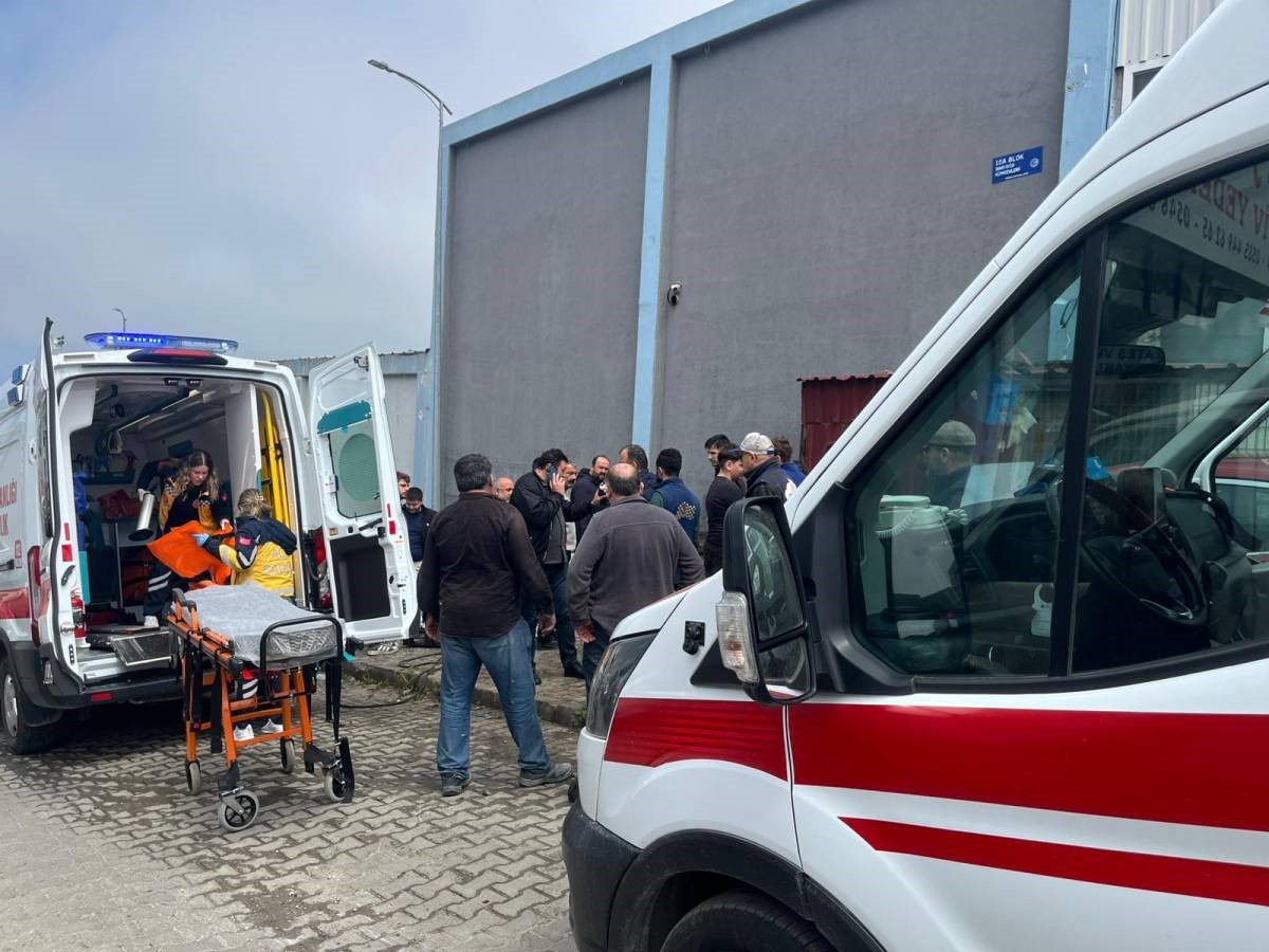 Sinop&rsquo;ta y&uuml;k asans&ouml;r&uuml;n&uuml;n halatı koptu: 2 yaralı
