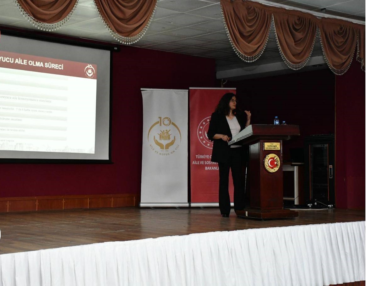 Kars&rsquo;ta koruyucu aile hizmeti i&ccedil;in farkındalık toplantısı d&uuml;zenlendi
