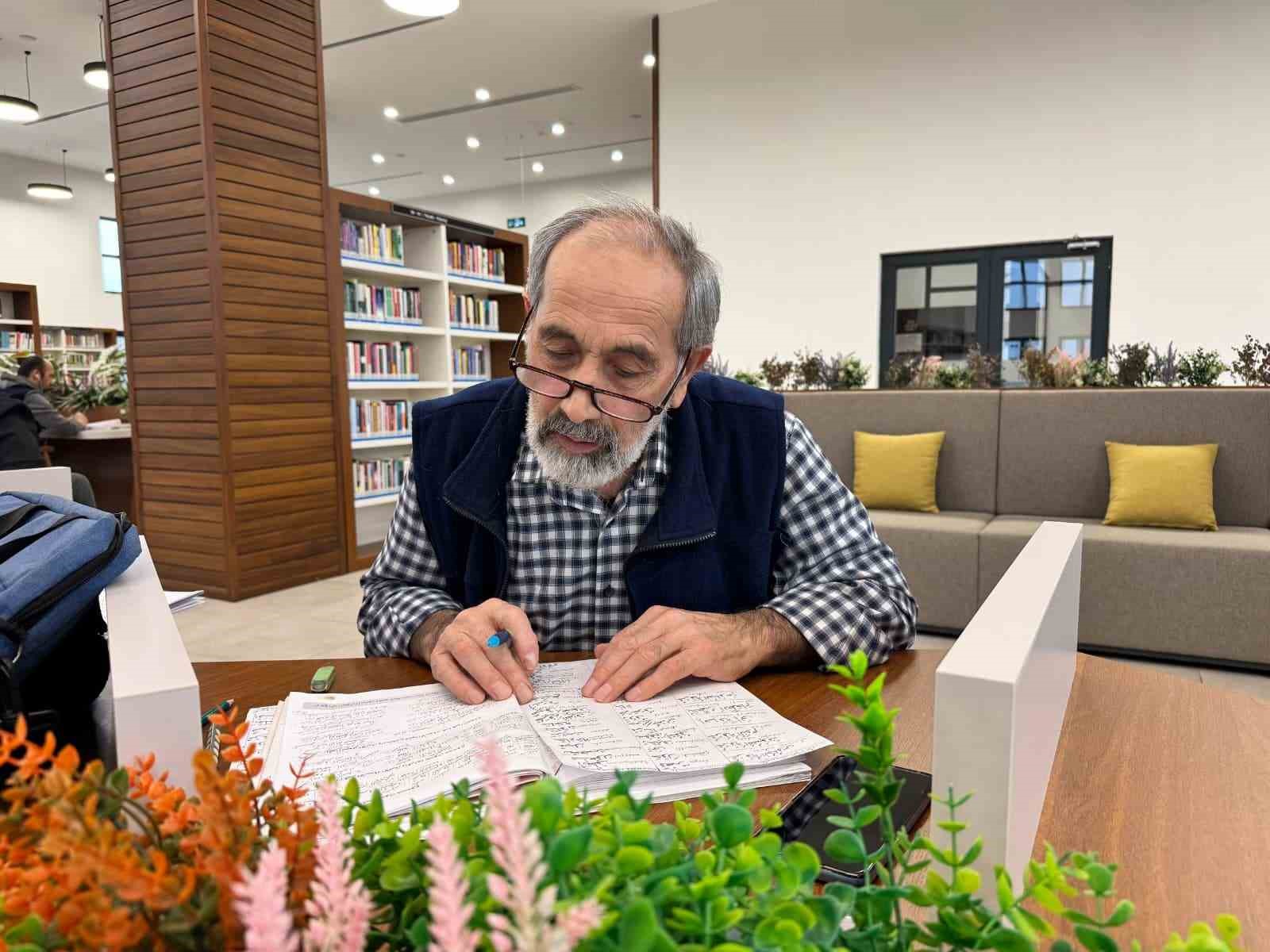 68 yaşında k&uuml;t&uuml;phanede Osmanlıca ve Arap&ccedil;a &ouml;ğreniyor

