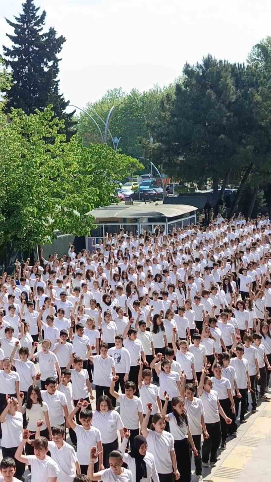 537 &ouml;ğrenciden dev kaşık oyunu koreografisi
