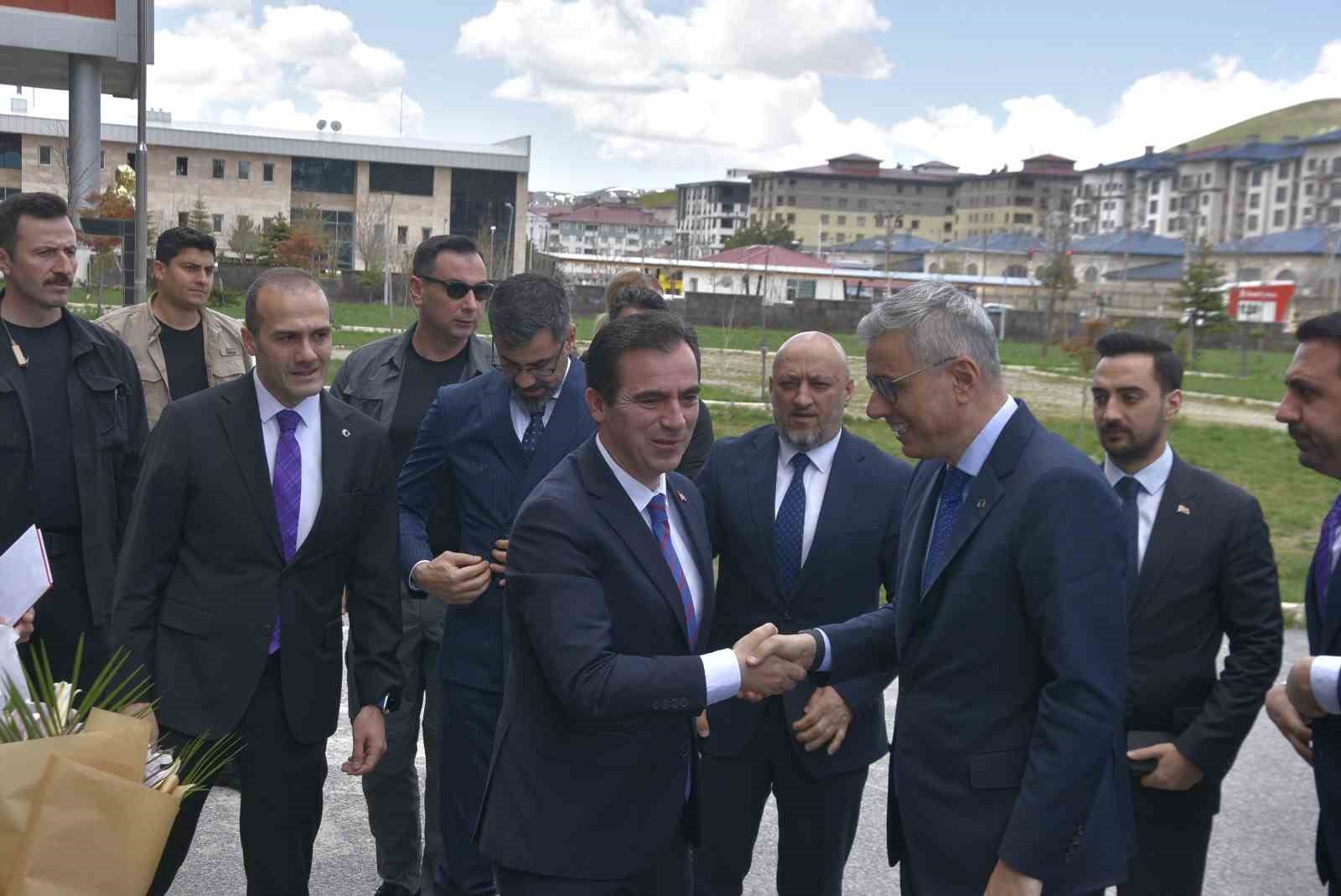 Sağlık Bakanı Memişoğlu: "Bitlis&rsquo;ten başka ile hasta gitmesini engelleyecek şekilde b&uuml;t&uuml;n planlamalarımızı yapacağız"
