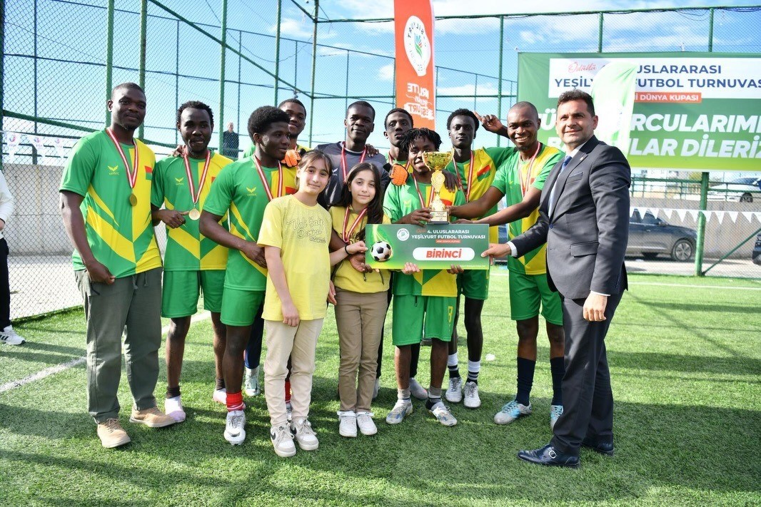Mini D&uuml;nya Kupası&rsquo;nda kardeşlik kazandı: Yeşilyurt&rsquo;ta uluslararası futbol coşkusu
