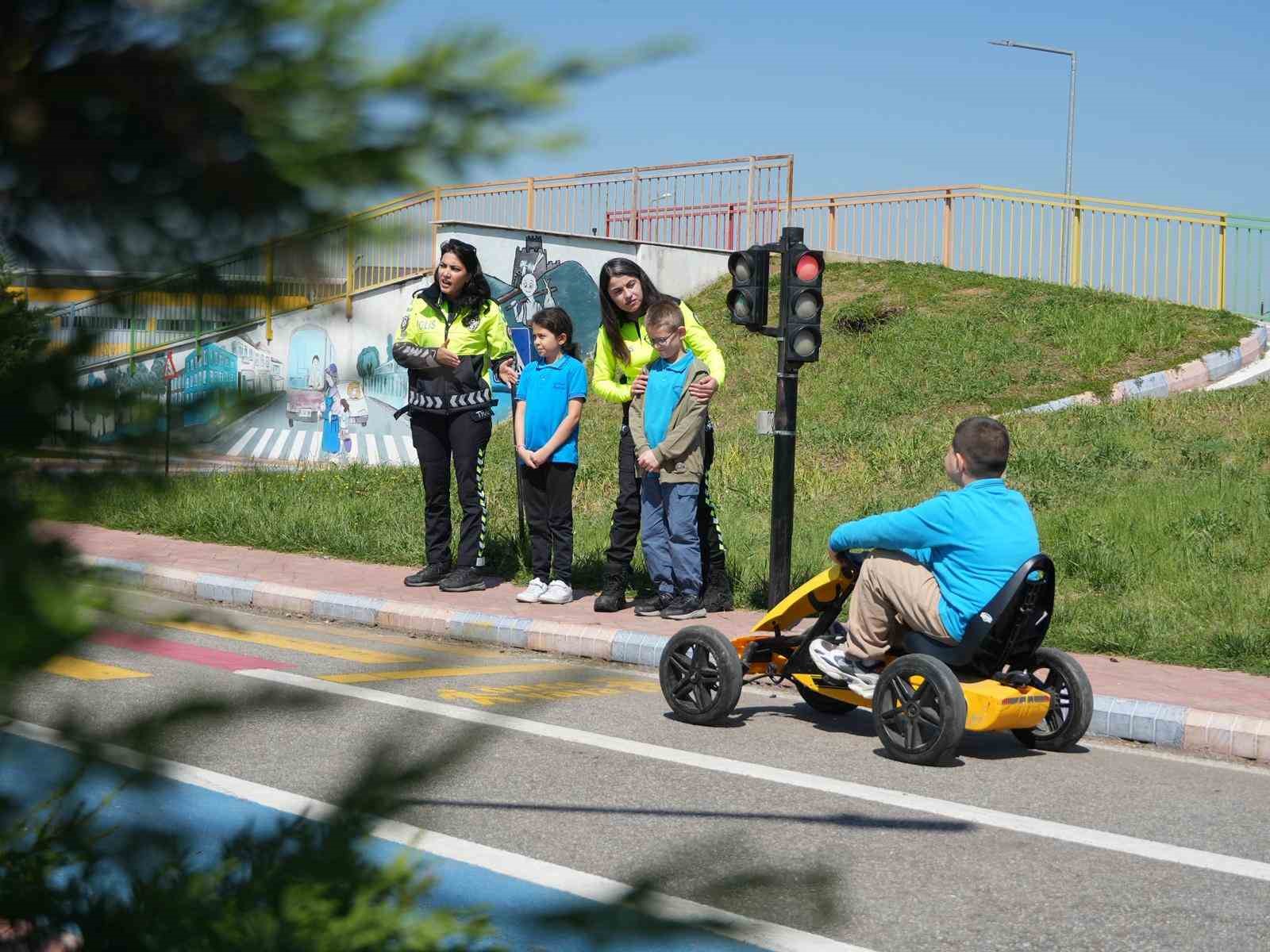 &Ouml;ğrenciler trafiği sahasında &ouml;ğrendi
