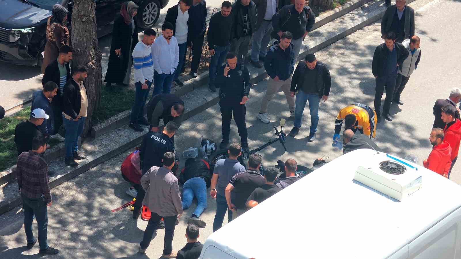 Tatvan&rsquo;da motosiklet ile elektrikli bisiklet &ccedil;arpıştı: 2 yaralı
