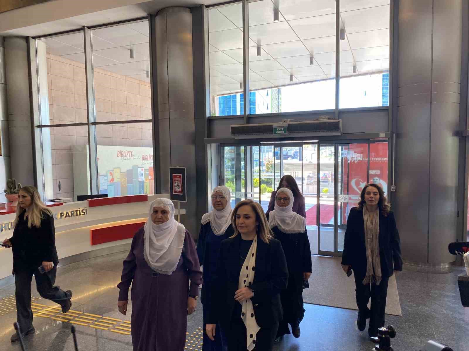 Dem Parti S&ouml;zc&uuml;s&uuml; Doğan&rsquo;dan CHP&rsquo;ye anneler g&uuml;n&uuml; ziyareti
