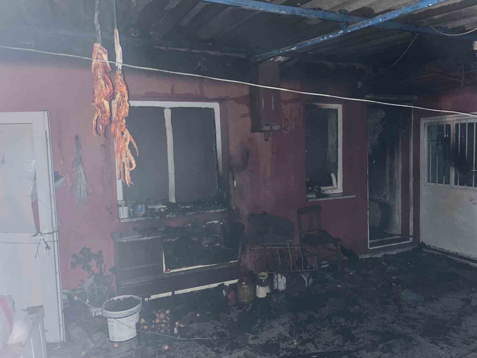 Sobadan &ccedil;ıkan kıvılcım evi k&uuml;le &ccedil;evirdi
