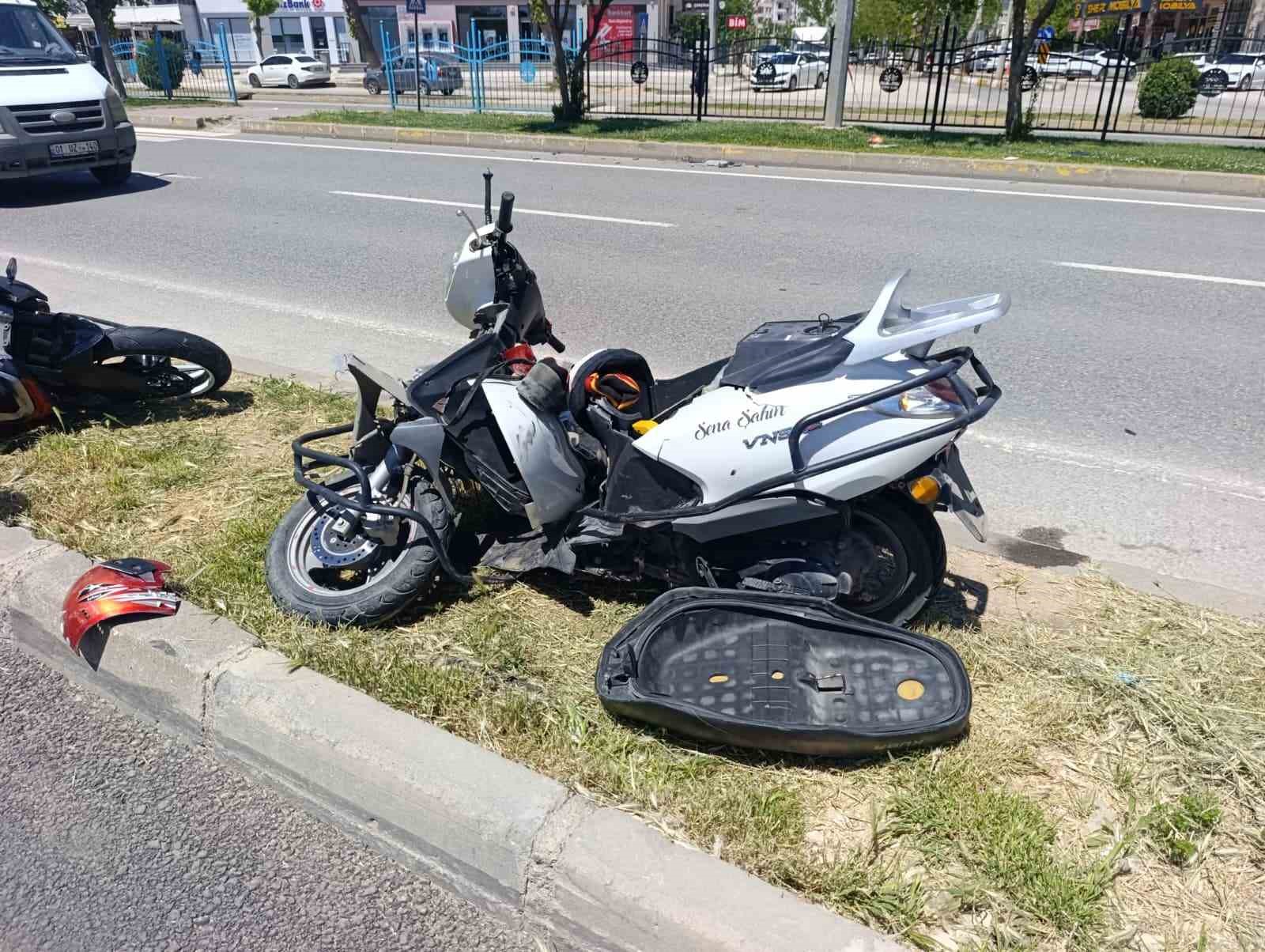 İki motosiklet &ccedil;arpıştı: 2 yaralı
