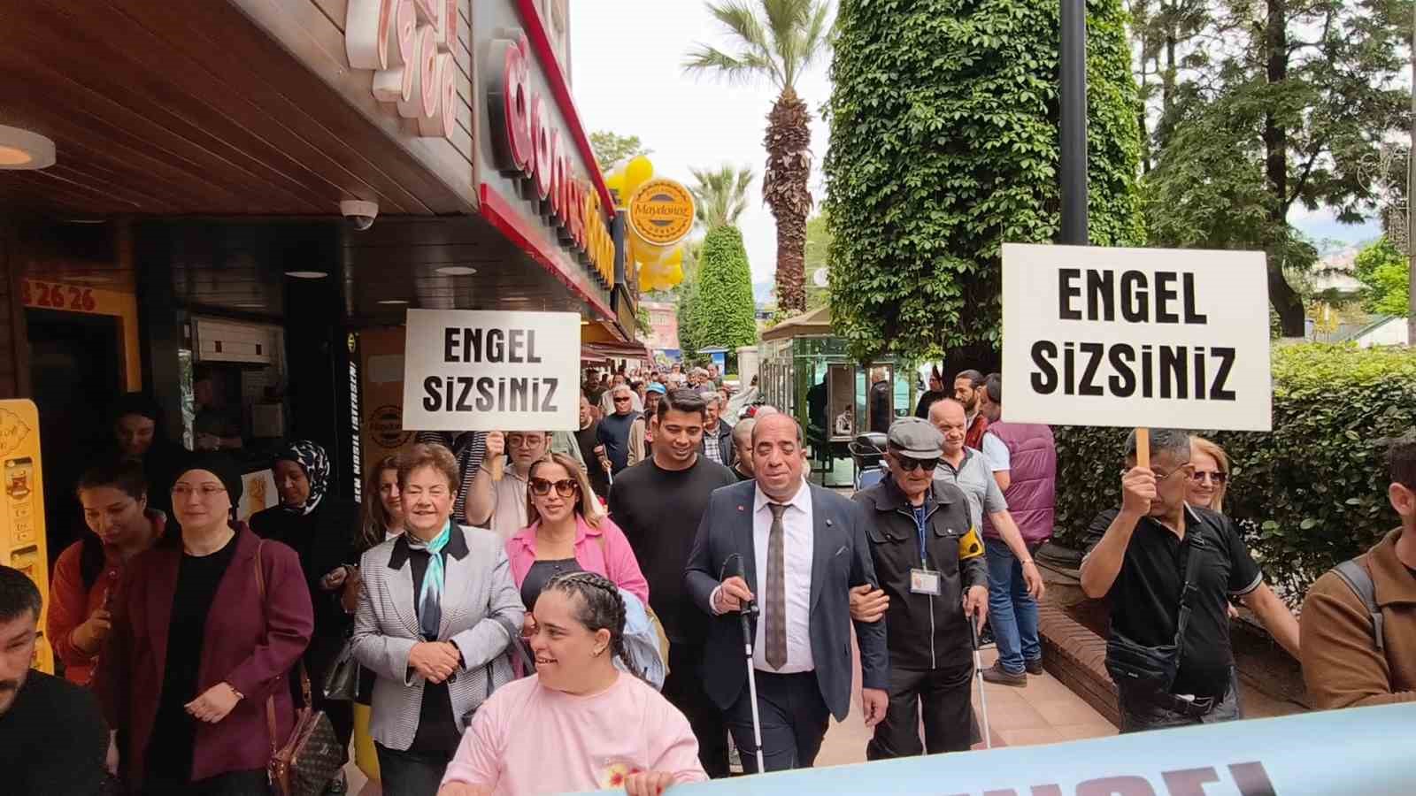 Hatalı parka sloganlı uyarı: "Hey şof&ouml;r baksana, ne işi var bu arabanın kaldırımda"
